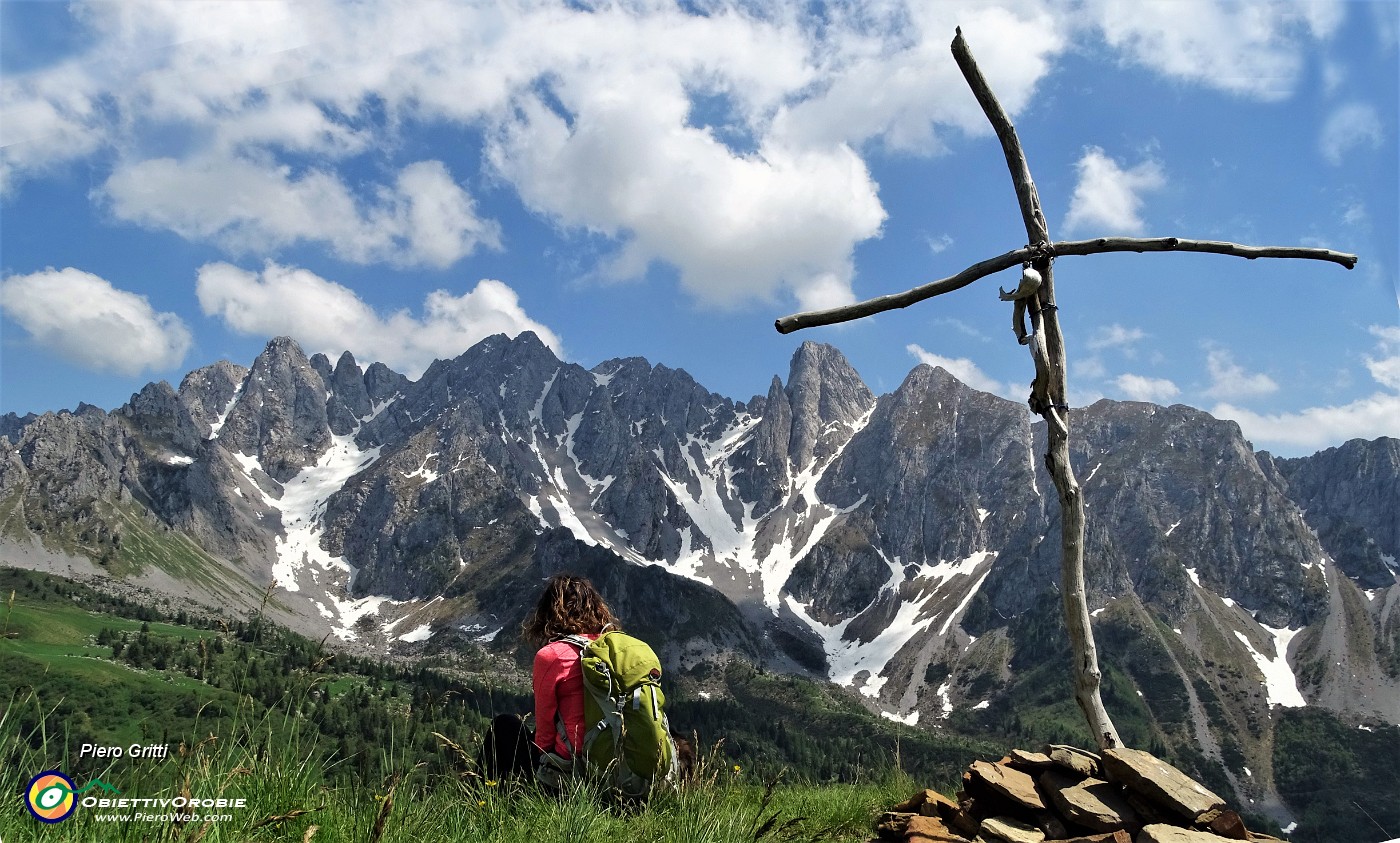 63 Dalla rustica croce lignea splendida vista sulle Piccole Dolomiti Scalvine.JPG -                                